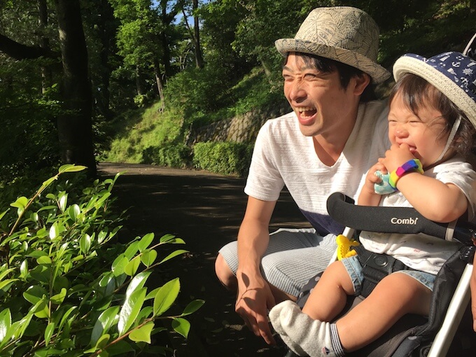 公園で遊ぶ赤ちゃんとお父さん