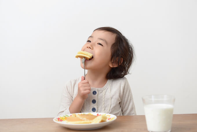 パンケーキを食べる女の子